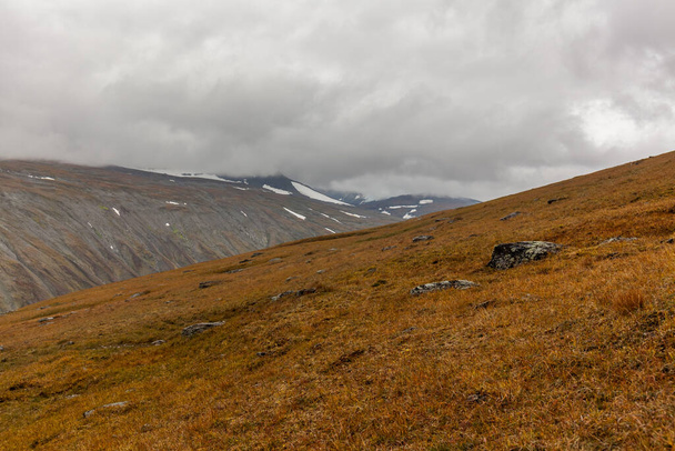 Berge des Sark-Nationalparks in Lappland, Herbst, Schweden, selektiver Fokus - Foto, Bild
