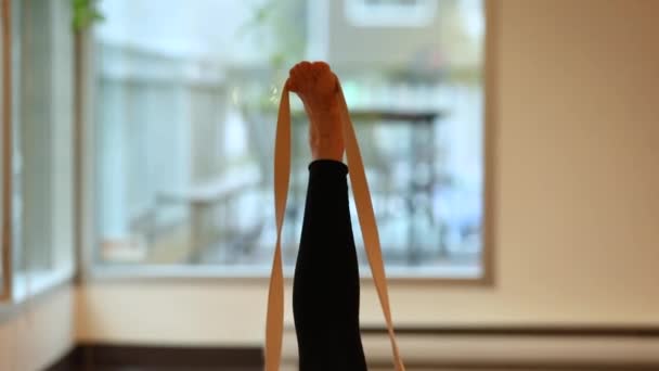 Πόδι της γυναίκας που κάνει καρέκλα θέτουν άσκηση - Πλάνα, βίντεο