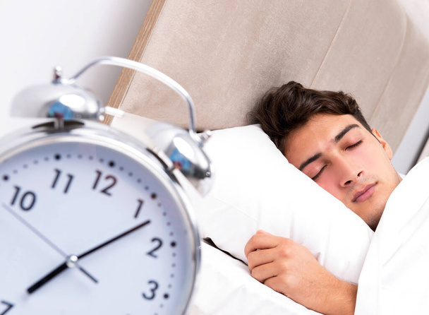 Mladý muž potíže probuzení v dopoledních hodinách - Fotografie, Obrázek