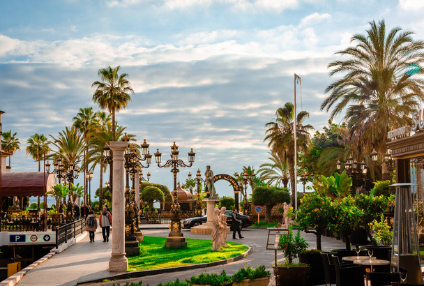 Marbella / Spain - December 21  2014: A sunny afternoon in Puerto Banus. - Foto, imagen