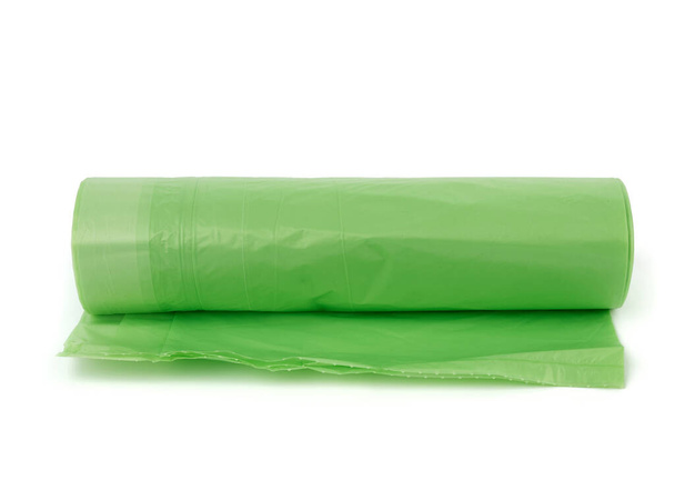 rouleau avec sacs poubelle transparents en plastique vert isolé sur fond blanc
 - Photo, image