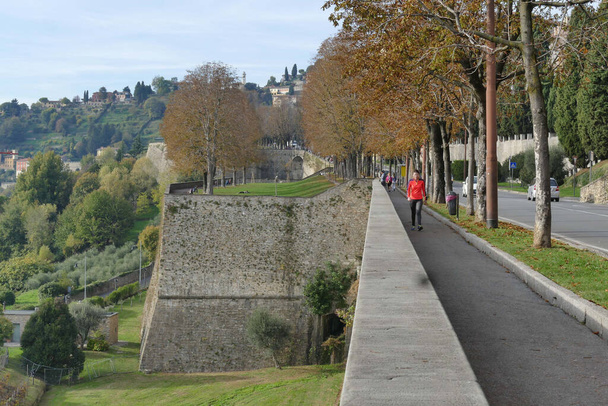Bergamo - üst şehri çevreleyen siperleri olan duvarlar - Fotoğraf, Görsel