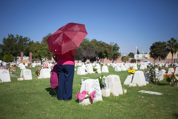 AGUASCALIENTES, MÉXICO - NOV 01: Pessoas desconhecidas em um cemitério em
 - Foto, Imagem
