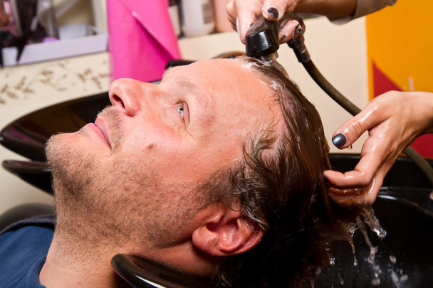 Washing man hair in beauty parlour hairdressing salon - Фото, зображення