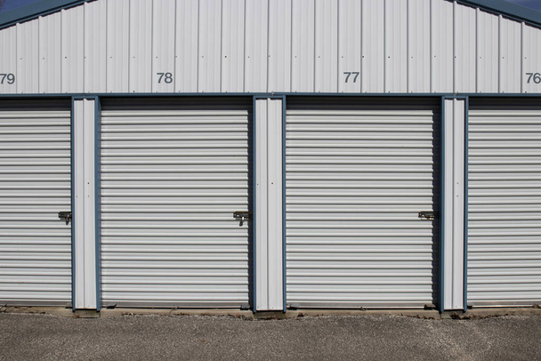 Auto armazenamento e mini unidades de garagem de armazenamento. - Foto, Imagem