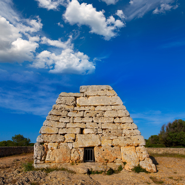 Menorca Ciutadella Naveta des Tudons megalithic tomb - Φωτογραφία, εικόνα