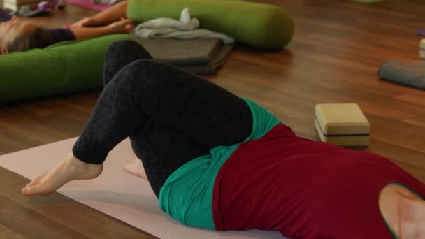 Groupe de femmes faisant du yoga twist côté hanche
  - Séquence, vidéo