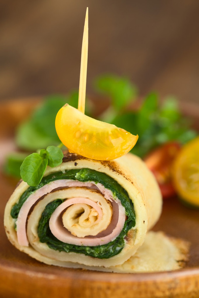 Crepe Roll lleno de jamón y espinacas
 - Foto, Imagen