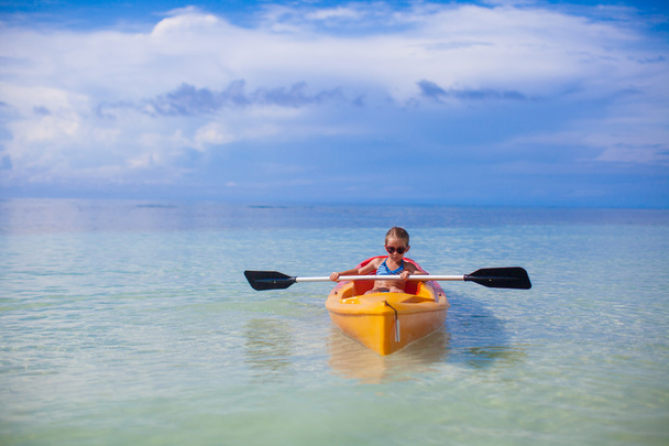 statečný roztomilá holčička plovoucí v kajaku sám na vysoké modré moře - Fotografie, Obrázek