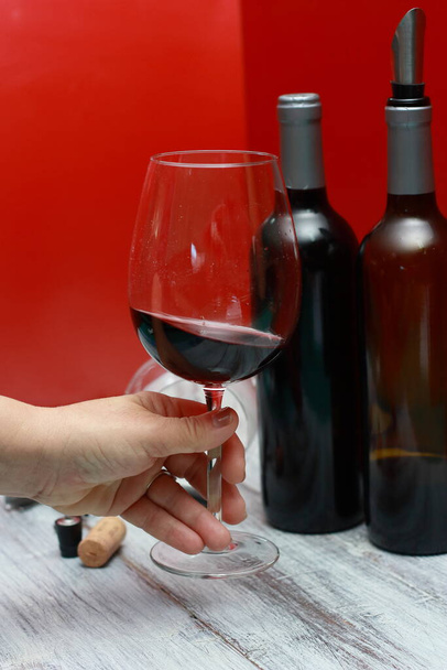 Vinho tinto espanhol com sabor frutado e aroma, cor vermelha rubi
 - Foto, Imagem