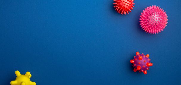 Αφηρημένο μοντέλο στέλεχος του ιού σε μπλε φόντο. - Φωτογραφία, εικόνα