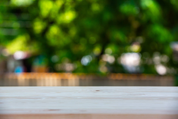 Пустой деревянный стол текстура, зеленый сад размытый боке фон, селективный фокус
 - Фото, изображение