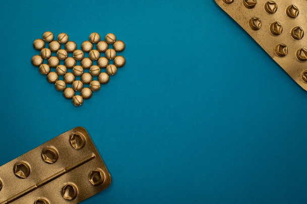 Modèle de plaquette thermoformée dorée et de pilules pour des projets de santé ou des sujets de médecine
. - Photo, image