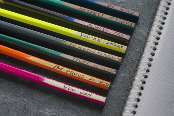 Algunos mensajes educativos para niños en lápices de colores
 - Foto, Imagen