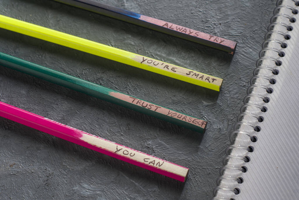 Algumas mensagens educativas para crianças em lápis coloridos
 - Foto, Imagem