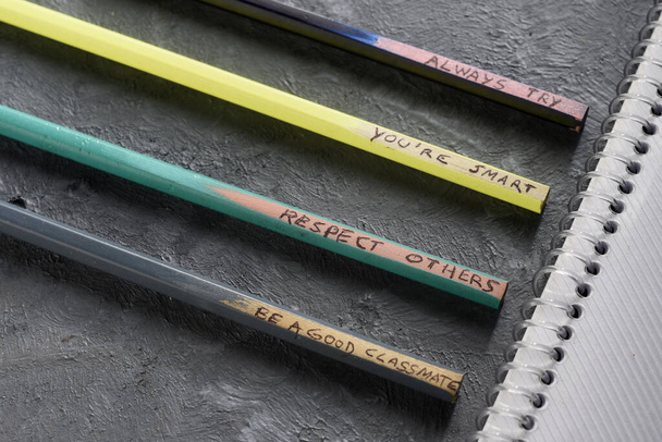 Algumas mensagens educativas para crianças em lápis coloridos
 - Foto, Imagem