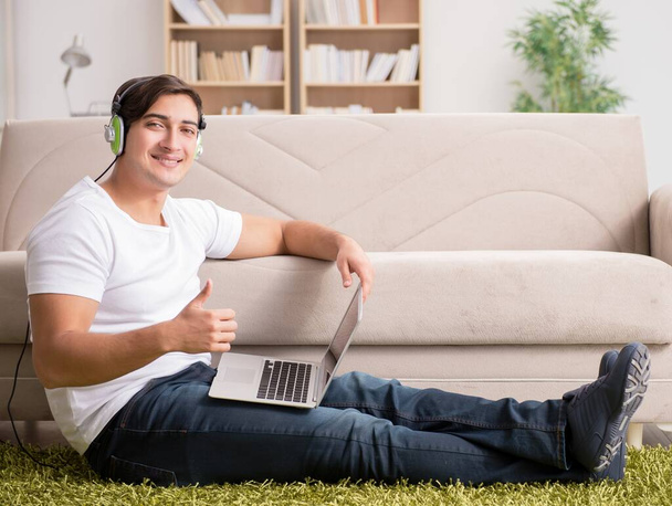 Фрилансер, работающий дома и слушающий музыку - Фото, изображение