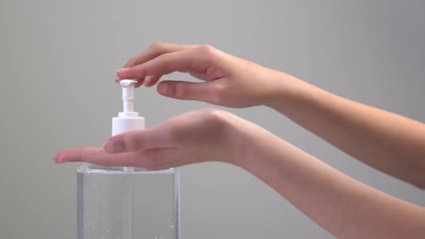 vrouwelijke handen met behulp van hand sanitizer - Video