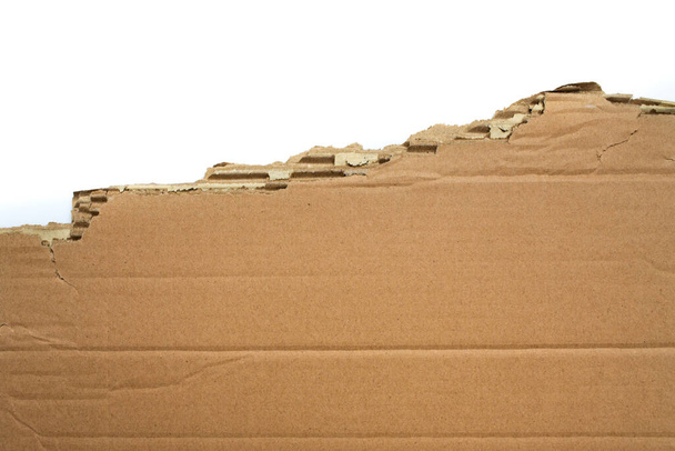 Beyaz arkaplanda buruşuk kahverengi karton kutu dokusu, yakın çekim - Fotoğraf, Görsel