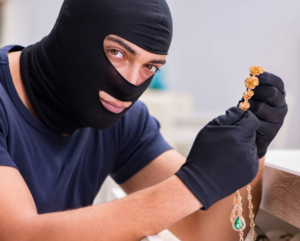 Robber indossa passamontagna rubare cose di valore - Foto, immagini