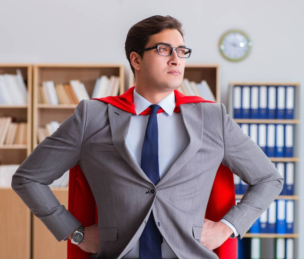 Супергерой бізнесмен працює в офісі
 - Фото, зображення