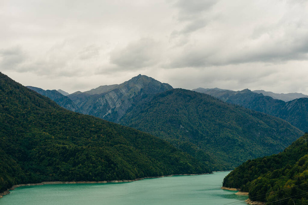 La presa de Enguri - una presa hidroeléctrica en el río Enguri en Georgia
 - Foto, Imagen