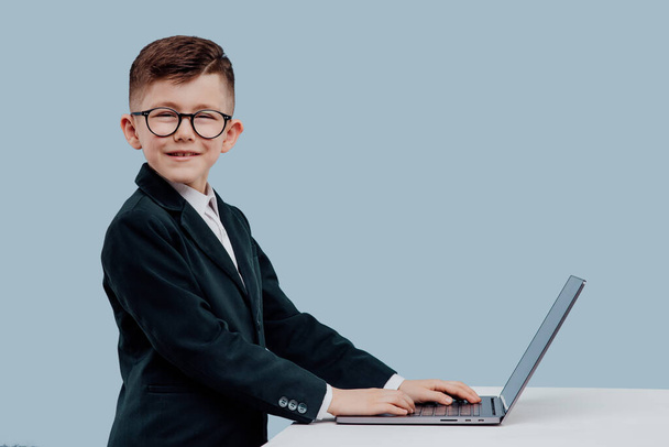 Side view of happy boy in suit and glasses - Foto, Imagem