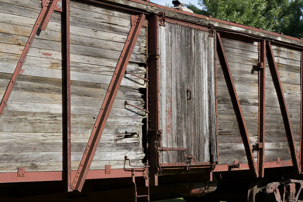 Крупним планом вид на антикварну залізничну коробку з зношеними дерев'яними дверима
 - Фото, зображення