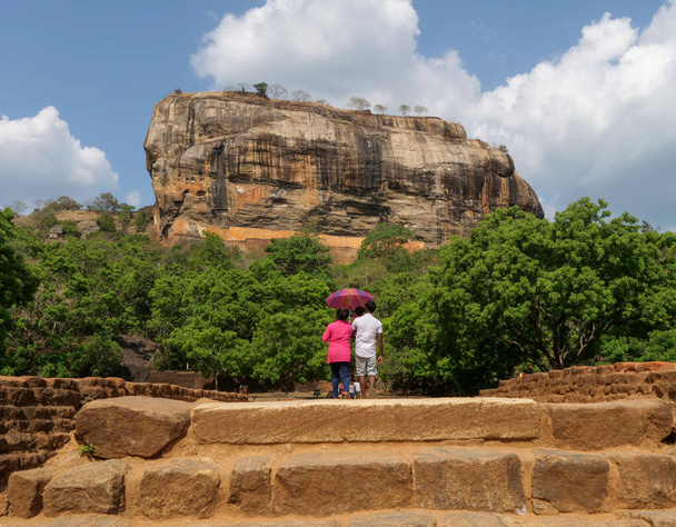 Скала Сигирия - древняя крепость в Шри-Ланке. Сигирия входит в список Всемирного наследия ЮНЕСКО. Он находится в Дамбулле, Шри-Ланка - Фото, изображение