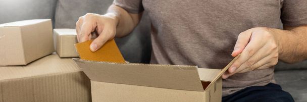 Liefergeschäft kleine und mittlere Unternehmen (KMU) Arbeiter Verpackungsbox im Distributionslager Home Office für den Versand an den Kunden - Foto, Bild