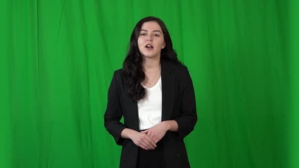 Beautiful brunette girl talking to the camera. Background - green screen for keying. - Footage, Video
