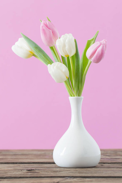 tulips in white vase on pink background - Fotoğraf, Görsel