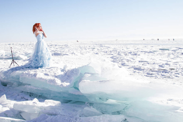 tyttö pitkä iltapuku seisoo jäällä Lake Baikal
 - Valokuva, kuva