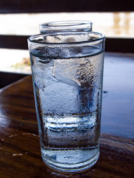 Deux verres d'eau froide avec glaçons, gouttes d'eau, Gros plan & Plan macro, Mise au point sélective, concept de boisson saine
 - Photo, image