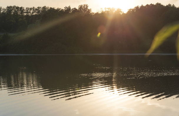 Letní západ slunce nad vodou - Fotografie, Obrázek