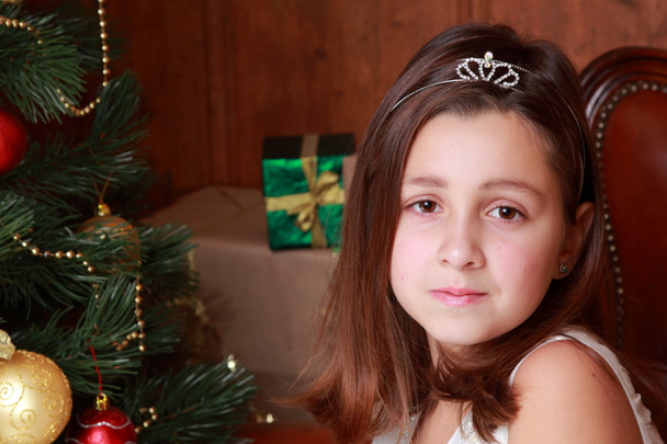 κοριτσάκι πάνω από το χριστουγεννιάτικο δέντρο - Φωτογραφία, εικόνα