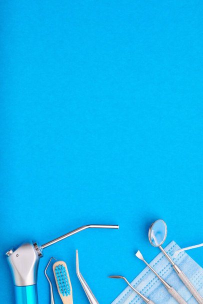Outils de dentiste sur fond bleu vue du dessus espace de copie à plat. Soins dentaires, hygiène dentaire et concept de santé
.  - Photo, image