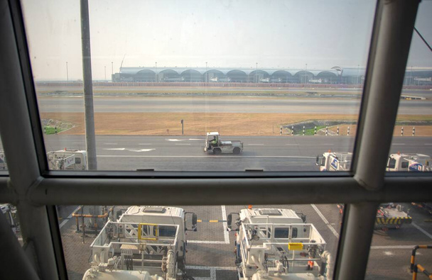 İtfaiye aracı, acil durumlar için havaalanı taksi durağının yanında bekliyor. Havaalanı Güvenlik Prosedürü kavramı. - Fotoğraf, Görsel