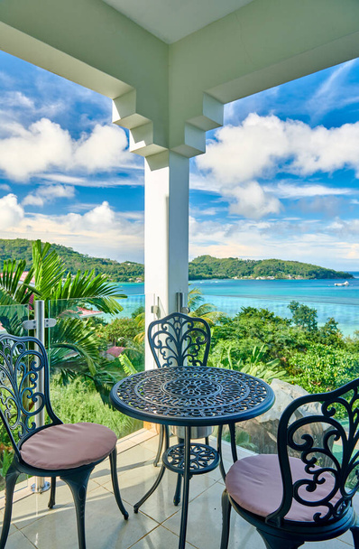 Інтер'єр балкона і краєвид затоки Сейшельські острови на острові Мае. - Фото, зображення