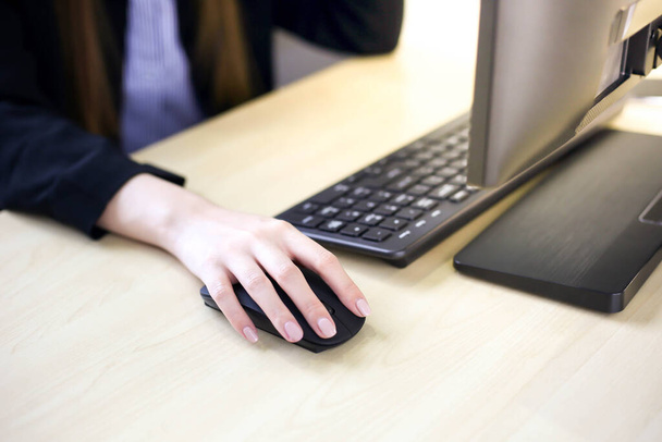 Vrouw werkt en typt op laptop computer toetsenbord in kantoor. - Foto, afbeelding