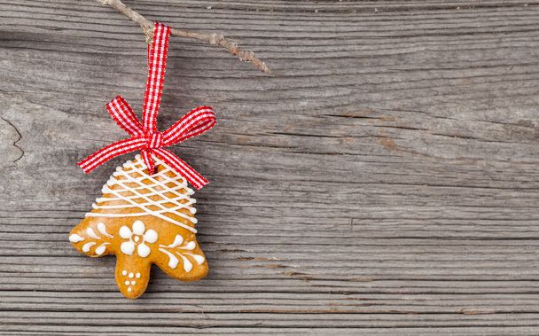 perník cookie zavěšené na dřevěné pozadí. vánoční výzdoba - Fotografie, Obrázek