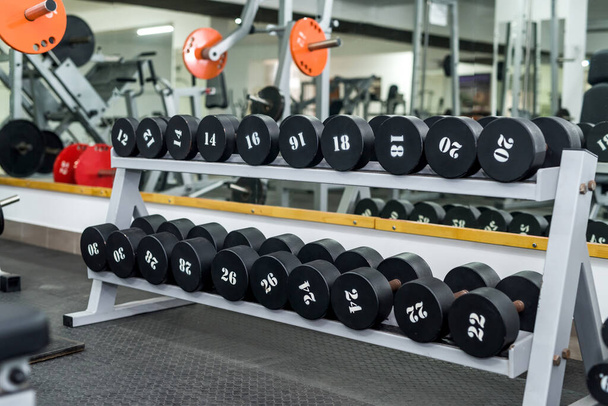 Gym intérieur avec équipement d'haltères en rangées
 - Photo, image