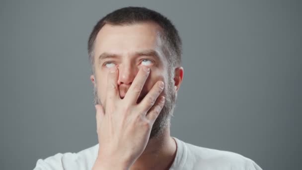 Videó szakállas dühös férfi arccal tenyér gesztus - Felvétel, videó