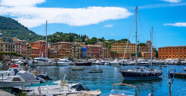 fantastisches Sommerurlaubsziel, herrliche santa margareta luguria mediterranes Stadtbild mit bunten Gebäuden und Booten, Yachten in der Bucht. Italien, Europa. - Foto, Bild