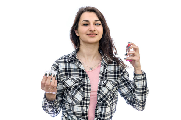 Frau mit Parfümflasche isoliert auf weiß - Foto, Bild