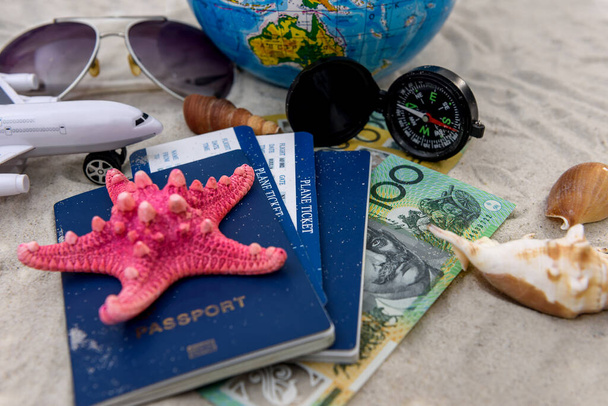 Ταξιδεύοντας έννοια με την αυστραλιανή δολάριο, διαβατήριο και υδρόγειο - Φωτογραφία, εικόνα