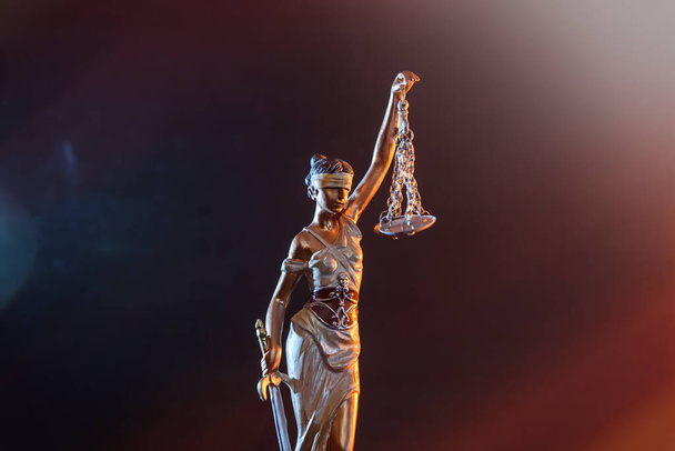 Богиня правосудия на тёмном фоне
 - Фото, изображение