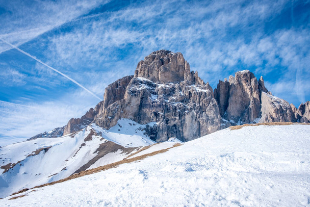 Dolomiti paisagem de montanha em uma estância de esqui Campitello di Fassa Itália
. - Foto, Imagem