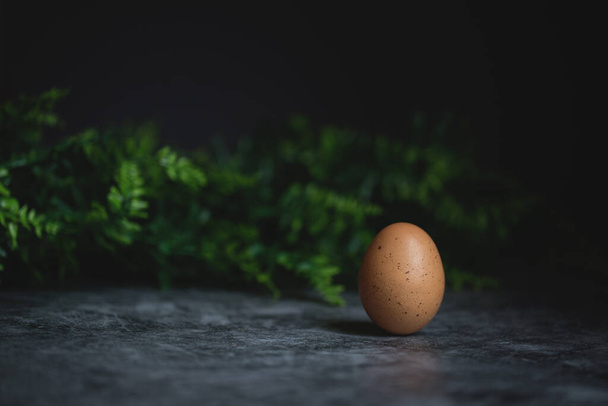 Bruine eieren op donkere achtergrond - Foto, afbeelding