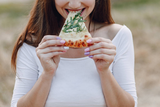 апетитний приваблива дівчина їсть піцу
 - Фото, зображення